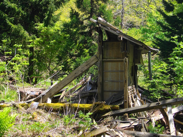 内山の崩れた家