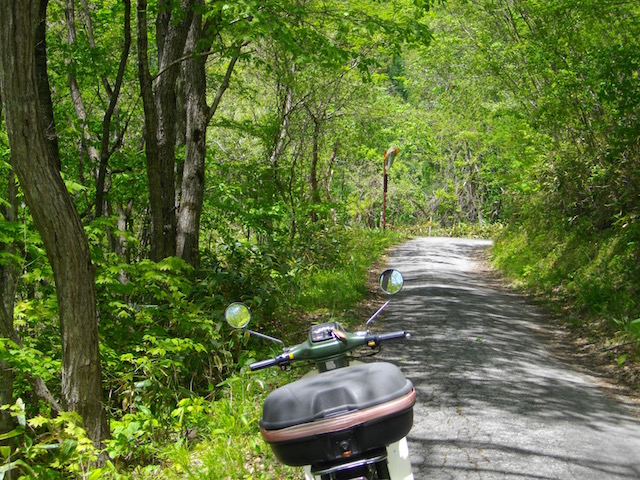 内山への道