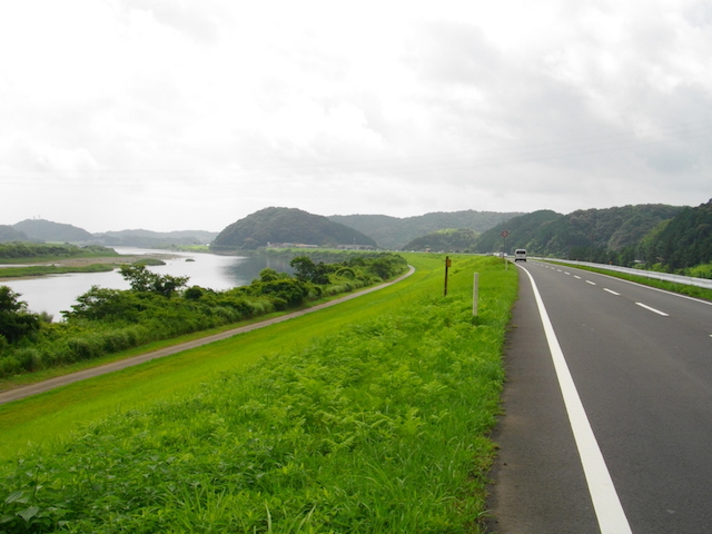 四万十川沿いの道